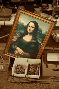 Мона Лиза на блошином рынке среди старых инструментов