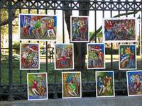 Картины, развешанные художником на заборе