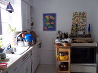 Кухня, украшенная картинами