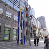 Скульптура Роя Лихтенштейна. Мазок кистью в Токио